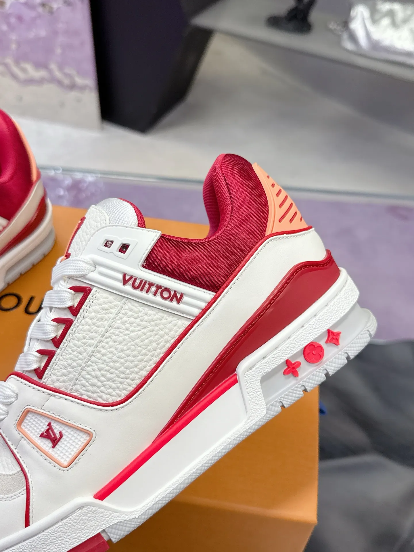 Factory price: 760💰 (latest color) This LV Trainer sneaker is made of grained cow leather, and uses vibrant colors to pay tribute to Virgil Abloh’s original classic inspired by retro basketball shoes. The upper is embellished with rubber LV letters and Vuitton logo, and the outsole is decorated with Monogram flowers. Exquisite packaging at the delivery counter🛍📦 ▪️Fabrics: Original customized first-layer cowhide ▪️Inner lining: Original customized breathable mesh lining ▪️Outsole: Original molded two-color TPU combination outsole ▪️Sole thickness: 3CM ▪️Size: Women's 35-40 Men's 38-46